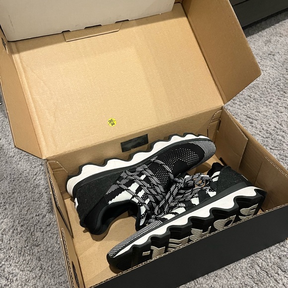 Sorel Black Kinetic Lace Sneaker Size 8 Womens - Picture 7 of 11